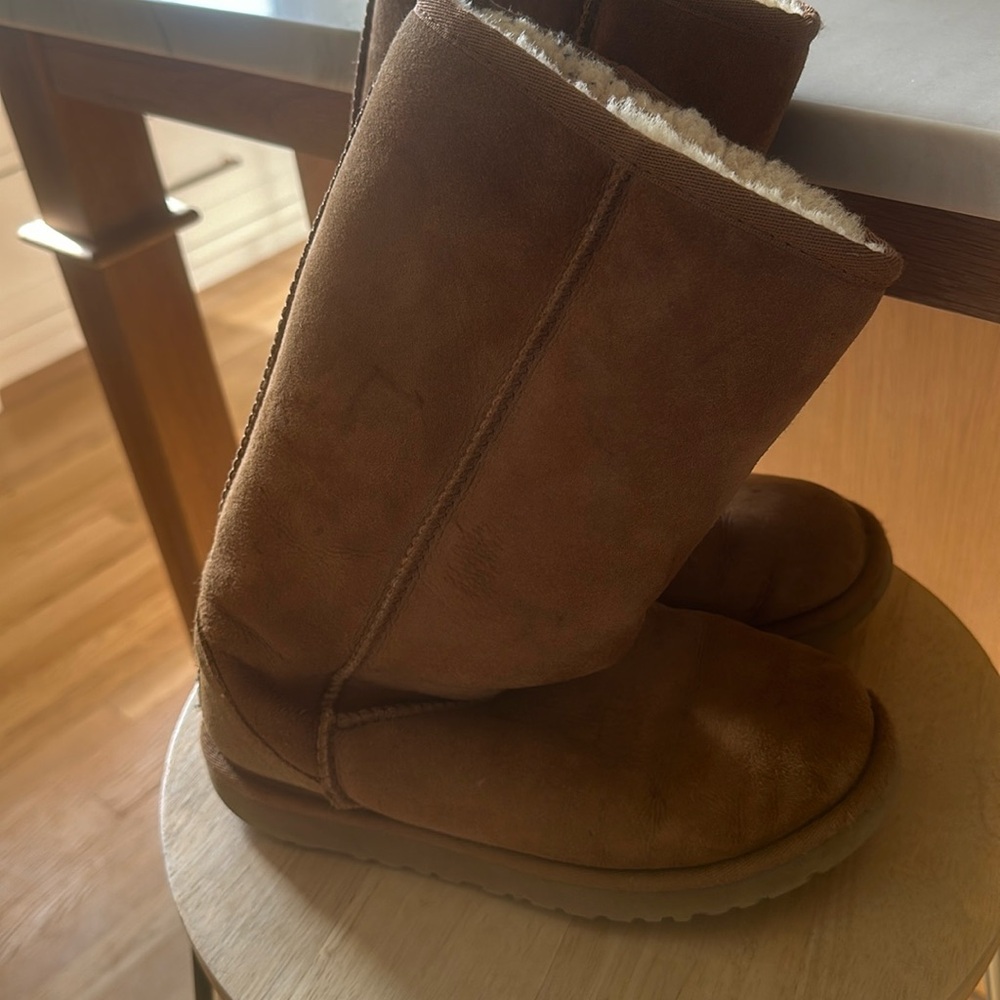 Girls Uggs size 3 chestnut worn on toes and all over price reflects
